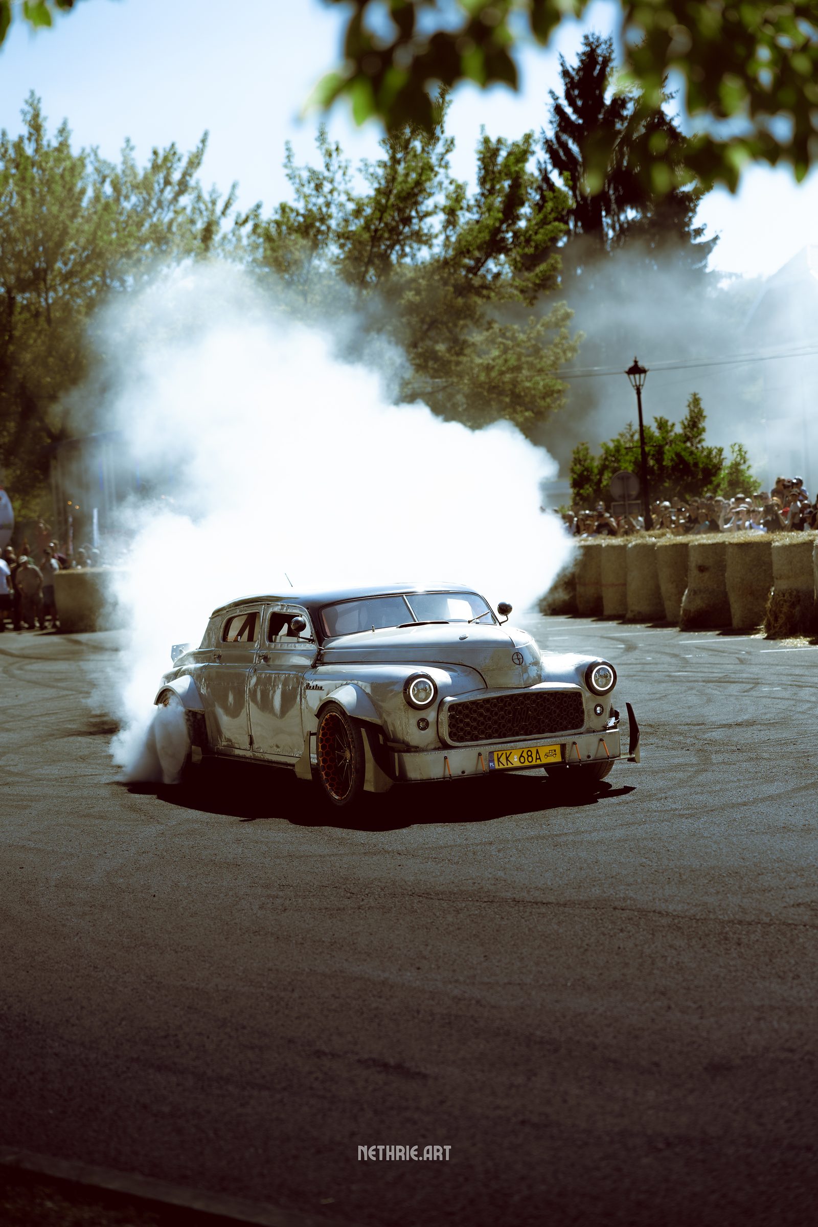 Fotografia motoryzacyjna - hot rod w dymie z opon