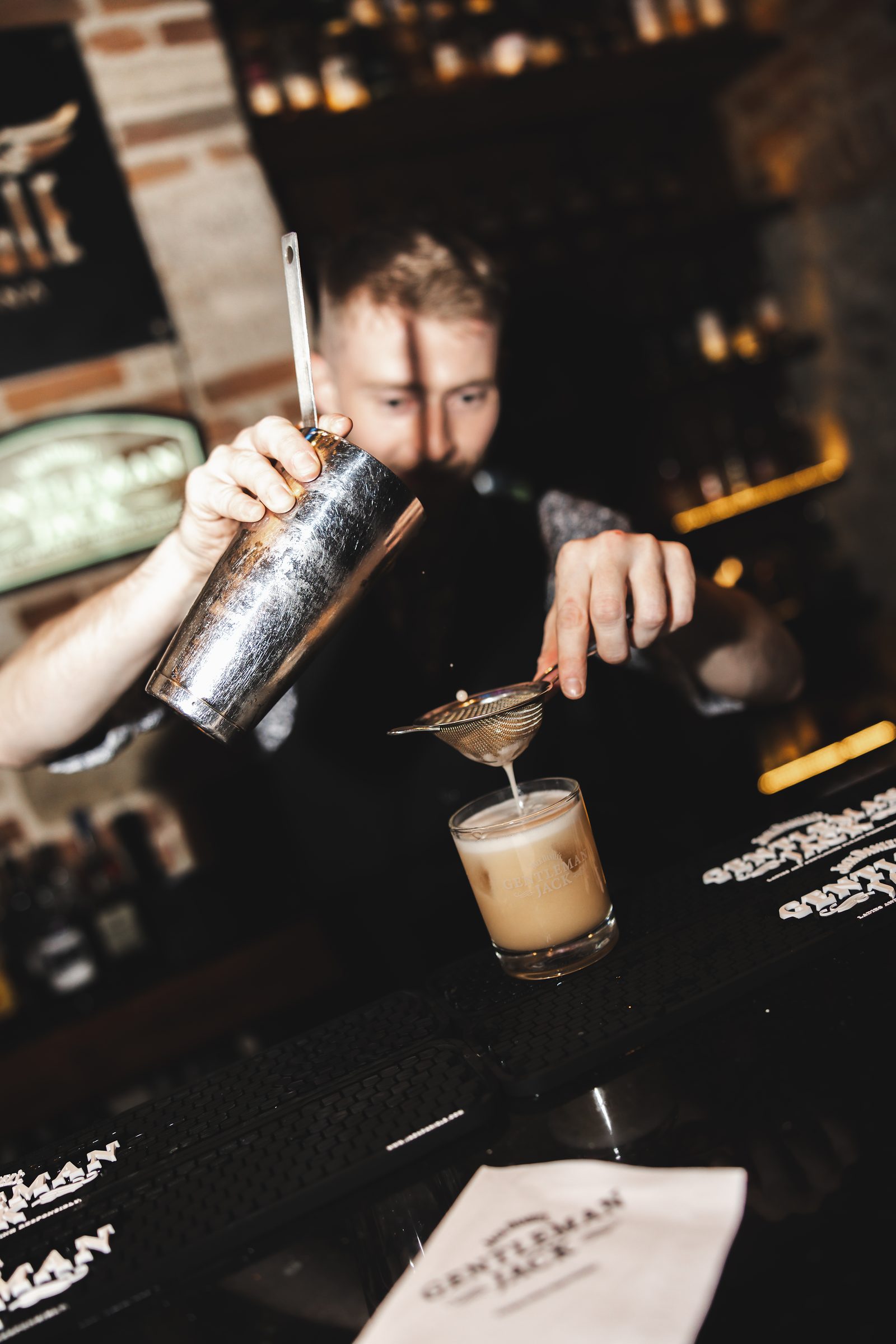 Barman przygotowuje koktajl