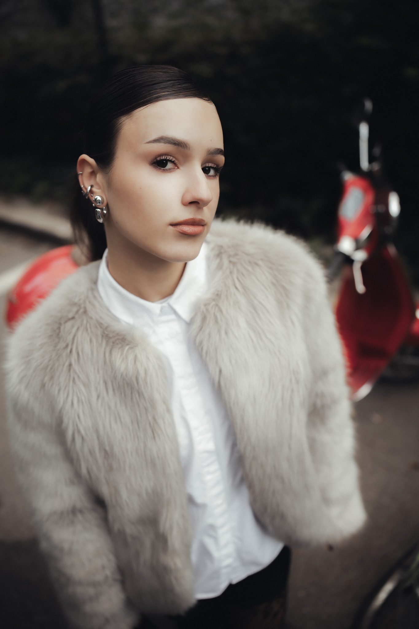 Portret w futrze i białej koszuli