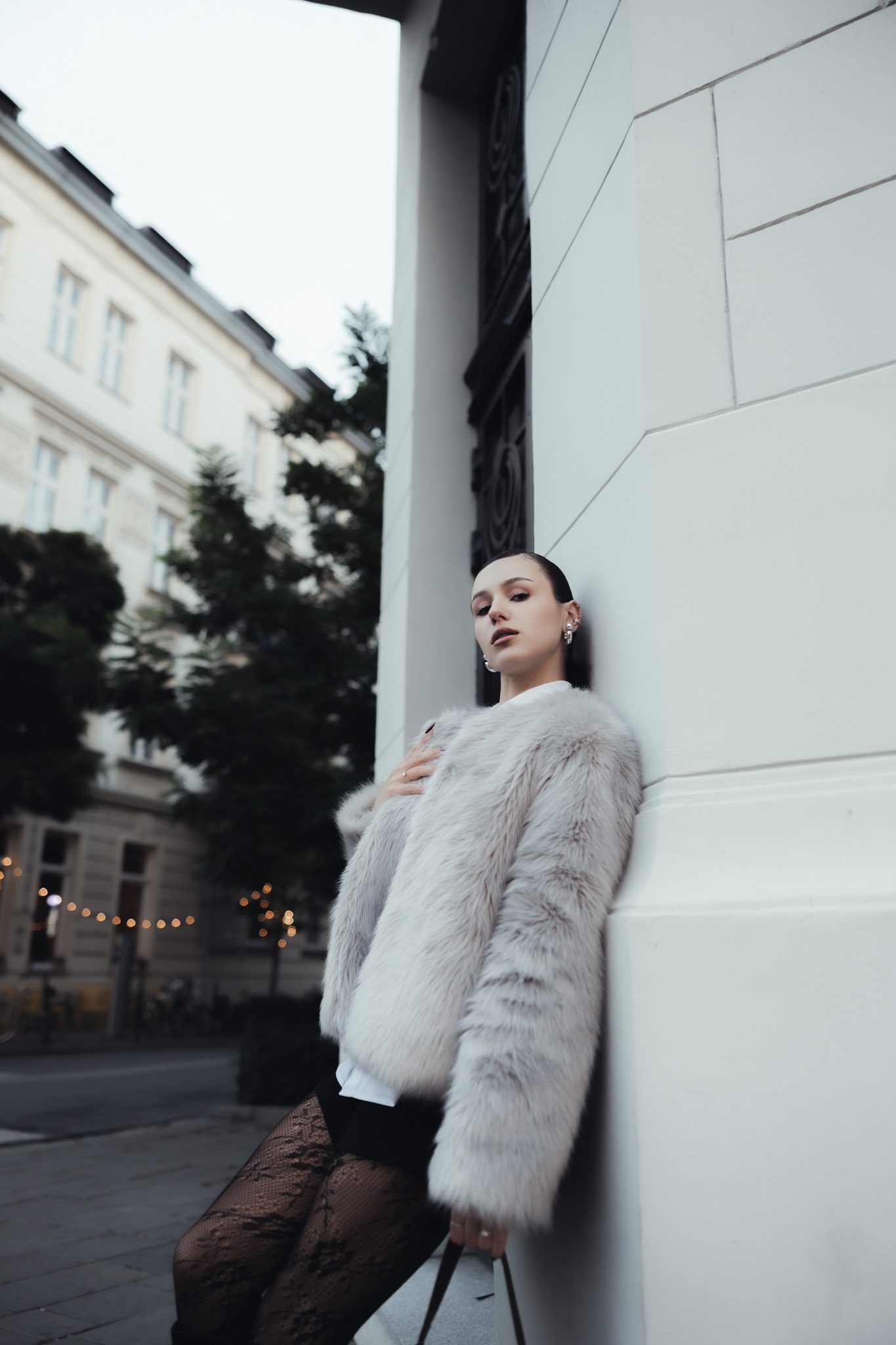 Sesja modowa - futro na tle białej ściany