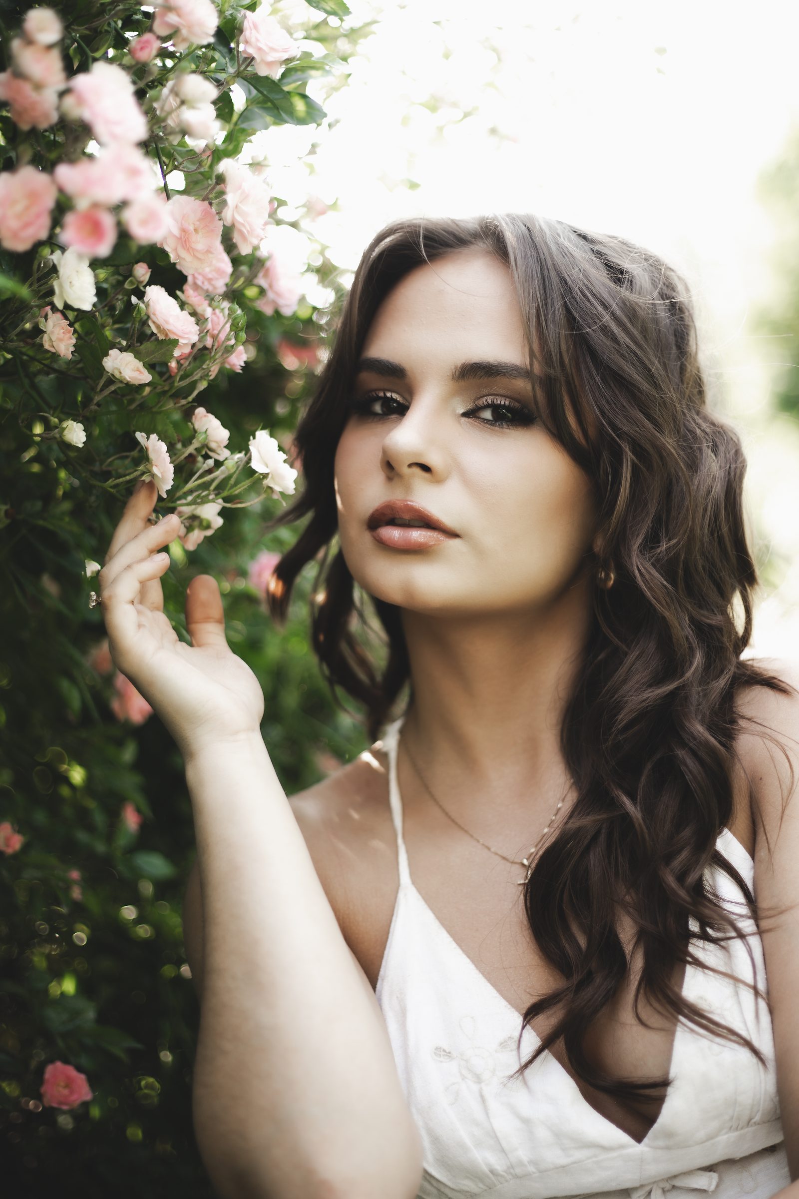 Portret beauty wśród kwiatów