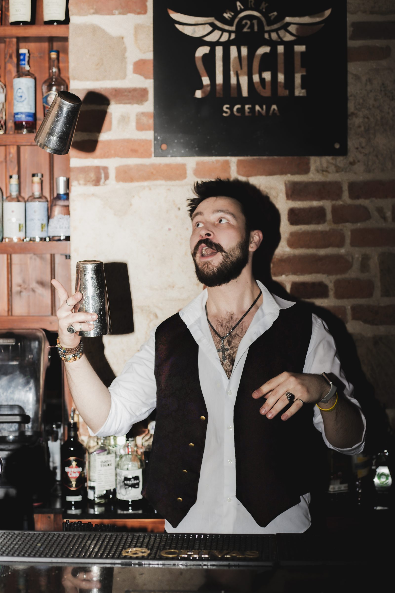 Barman z shakerem za barem